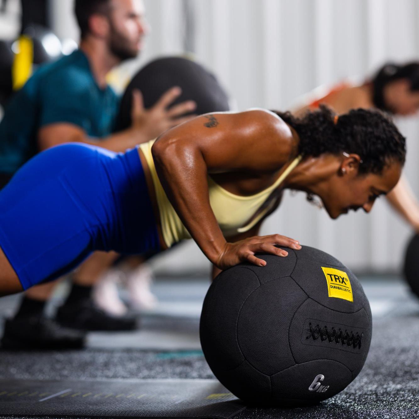 Due Giovani Amici Femminili in Palestra Con Palla Medica Fotografia Due Giovani Amici Femminili in Palestra Con Palla Medica Fotografia